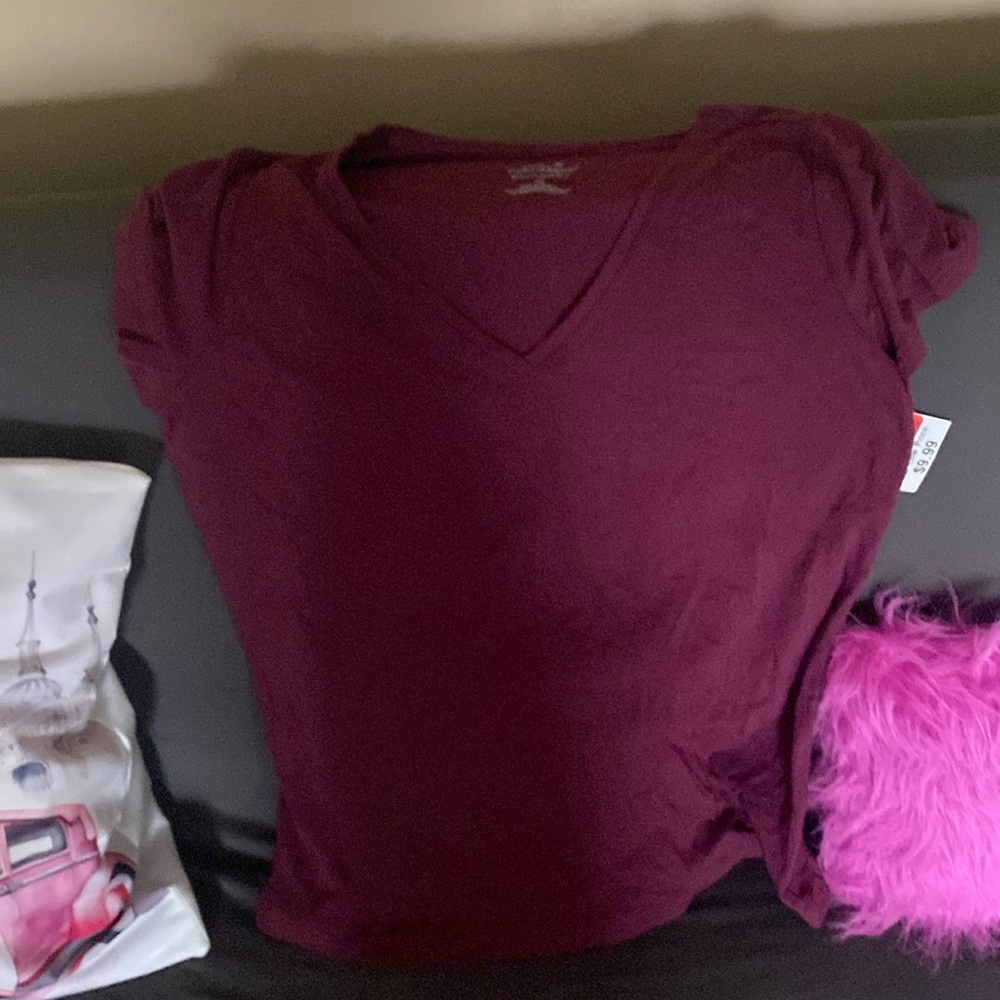 Burgundy v neck T shirt 👚